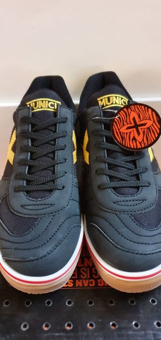 Munich Gresca Negro\\/Amarillo de segunda mano por 39 EUR en Bormujos en  WALLAPOP
