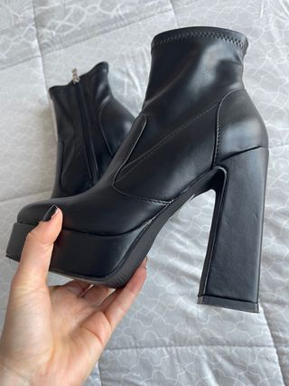 Botines Piel Tacón Zalando y vaqueros animal print de segunda mano por 25  EUR en Lucena en WALLAPOP