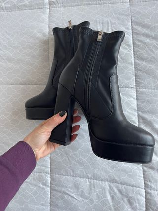 Botines Piel Tacón Zalando y vaqueros animal print de segunda mano por 25  EUR en Lucena en WALLAPOP