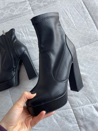 Botines Piel Tacón Zalando y vaqueros animal print de segunda mano por 25  EUR en Lucena en WALLAPOP