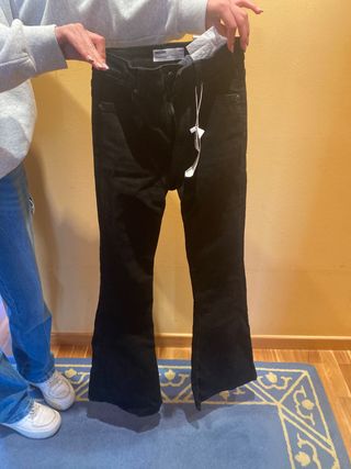 Pantalón negro vaquero campana de segunda mano por 20 EUR en Lugar San  Pedro de Visma en WALLAPOP