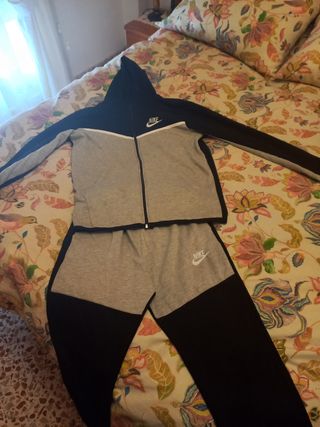 Chandal nike tech fleece negro y gris de segunda mano por 25 EUR en  Cartagena en WALLAPOP