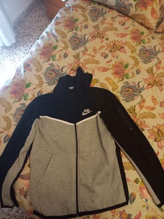 Chandal nike tech fleece negro y gris de segunda mano por 25 EUR en  Cartagena en WALLAPOP