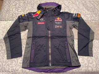 Chaqueta chubasquero Pepe Jeans Red Bull Racing de segunda mano por 90 EUR  en Madrid en WALLAPOP