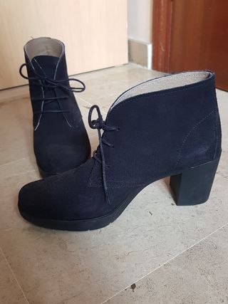 Botines tacón azul de segunda mano por 10 EUR en Huelva en WALLAPOP