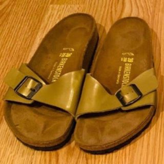 Sandalias Birkenstock doradas nuevas de segunda mano por 30 EUR en  Barcelona en WALLAPOP