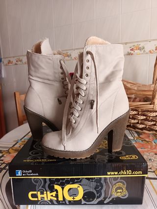 BOTAS GRIS CLARO de segunda mano por 30 EUR en Vilarrodis en WALLAPOP