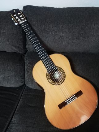 Guitarra Alhambra 4p de segunda mano por 400 EUR en Palencia en WALLAPOP