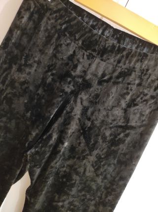 Pantalón de terciopelo Calzedonia de segunda mano por 7 EUR en Écija en  WALLAPOP