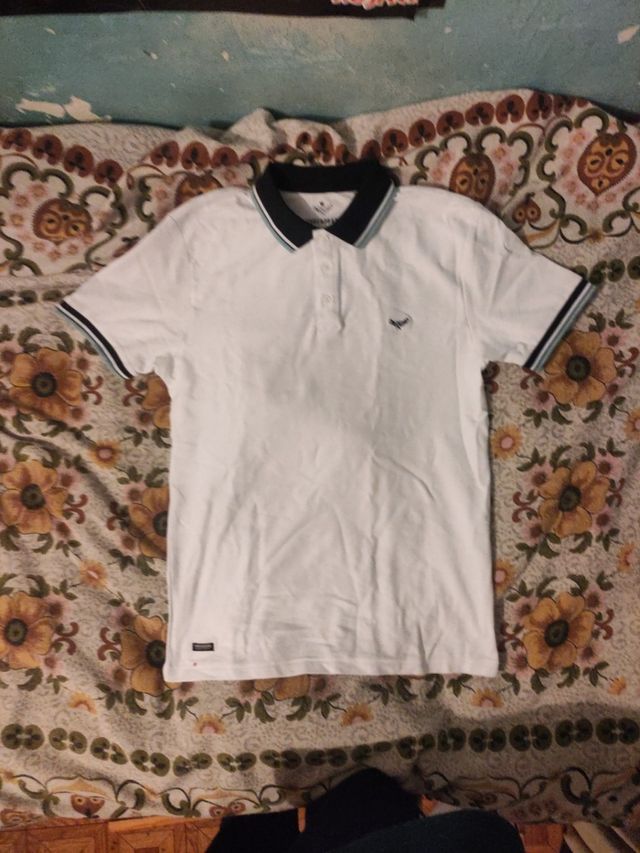 Polo blanco Threadbare con mangas y cuello azulada