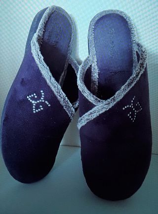 Zapatillas de casa mujer talla 42 de segunda mano por 22 EUR en Benidorm en  WALLAPOP