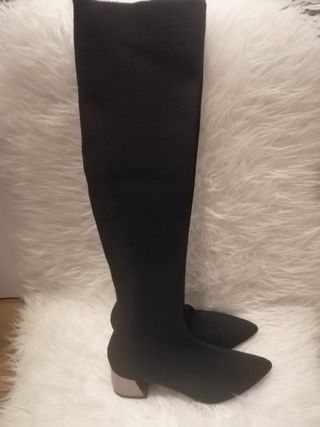 Botas Altas tacón bajo Stradivarius de segunda mano por 26 EUR en Barcelona  en WALLAPOP