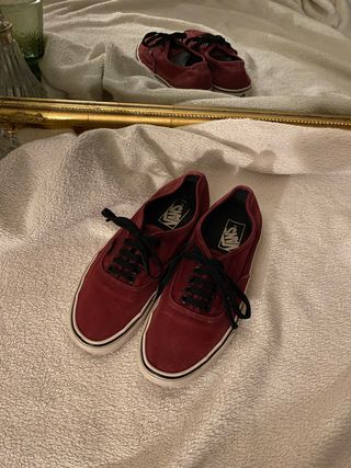Zapatillas vans en color Burdeos y Cordones negros de segunda mano por 25  EUR en Elche en WALLAPOP