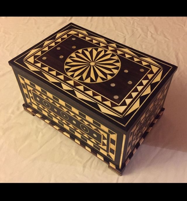 Caja con marquetería