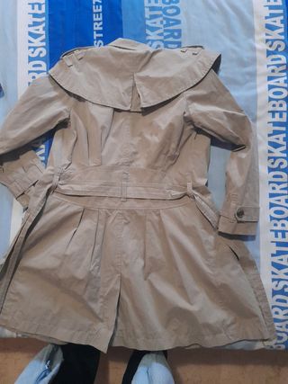 GABARDINA CHUBASQUERO DE BIMBA Y LOLA de segunda mano por 30 EUR en  Massanassa en WALLAPOP