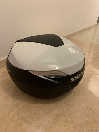 En este baúl Shad para moto puedes llevar hasta dos cascos y está  disponible a precio especial, por 93 euros -- Motos -- Autobild.es