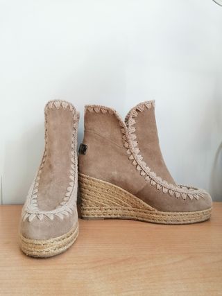 Botas MOU de segunda mano por 55 EUR en León en WALLAPOP