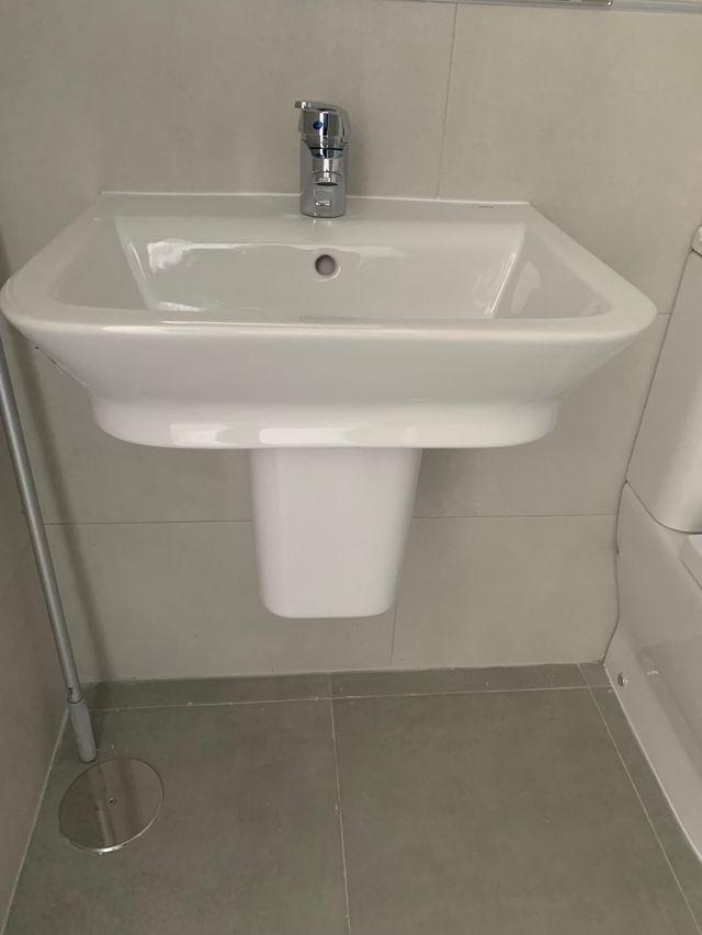 Dos Lavabos con grifería incluida