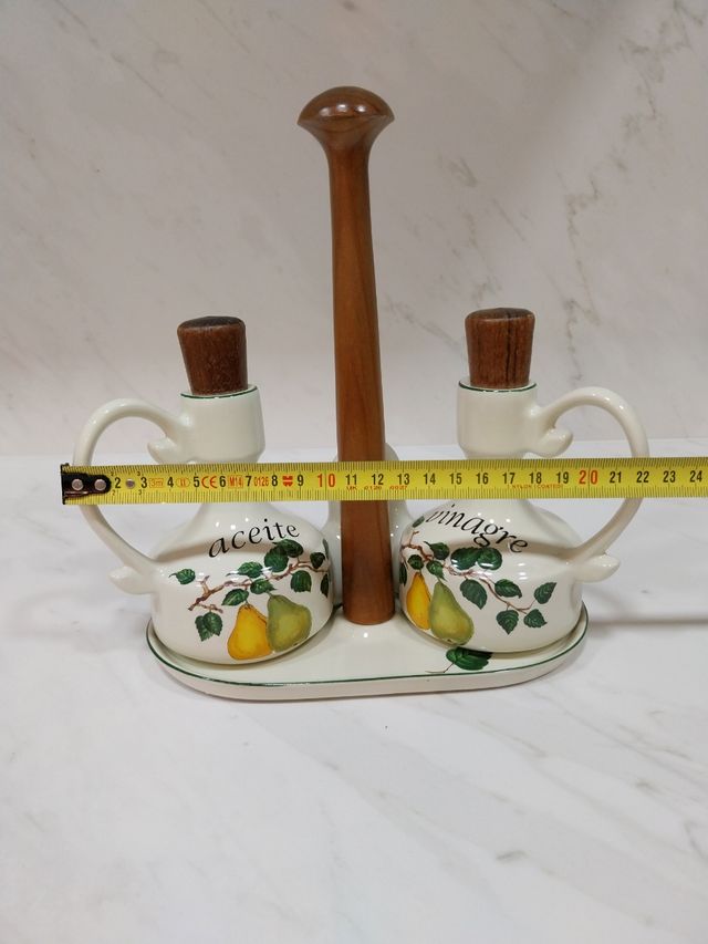 Cerámica,con tapa de madera, sin estrenar.