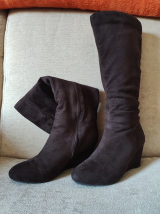 Botas altas color chocolate de segunda mano por 5 EUR en Móstoles en  WALLAPOP