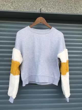 Sudadera pelo Bershka de segunda mano por 5 EUR en Elche en WALLAPOP