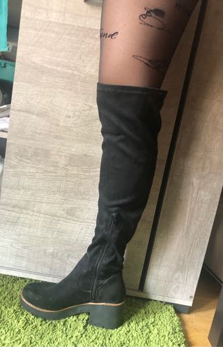 Botas negras altas terciopelo de segunda mano por 20 EUR en Zaragoza en  WALLAPOP