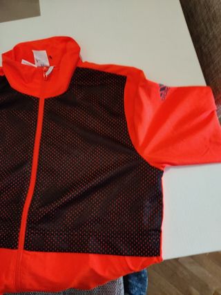 Cortavientos Adidas naranja flúor niño de segunda mano por 14 EUR en Madrid  en WALLAPOP