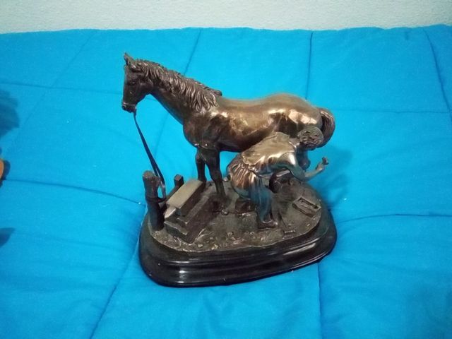 figura campera de resina con peana de madera