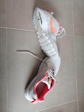 Zapatillas nike número 42 de segunda mano por 10 EUR en Manresa en WALLAPOP