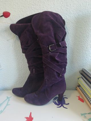 Botas altas color morado de ante de segunda mano por 12 EUR en Aranjuez en  WALLAPOP