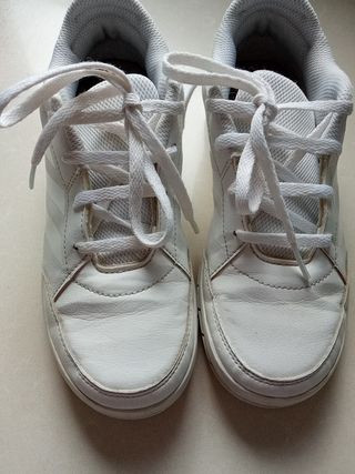 Zapatillas deportivas talla 35 adidas blanco de segunda mano por 6 EUR en  Santurtzi en WALLAPOP