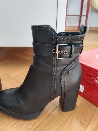 Botines piel negros. Xti. Rebajado de segunda mano por 40 EUR en Madrid en  WALLAPOP