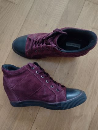 Zapatillas de cuña Calvin Klein burdeos de segunda mano por 12 EUR en  Madrid en WALLAPOP