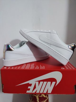 Nike court royale blanco y plata ,talla 40.5 de segunda mano por 50 EUR en  Elche en WALLAPOP