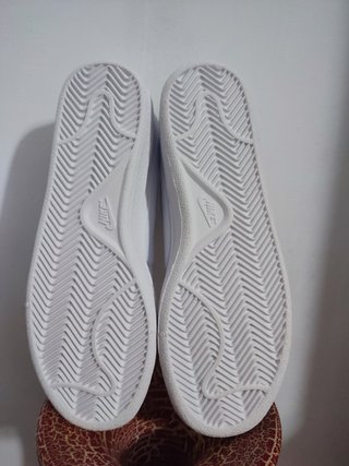 Nike court royale blanco y plata ,talla 40.5 de segunda mano por 50 EUR en  Elche en WALLAPOP