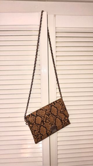 Bolso estampado serpiente de Zara de segunda mano por 10 EUR en Santa Cruz  de Tenerife en WALLAPOP