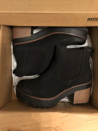 Botines de piel con tacón de madera de Uterqüe | THE NO END