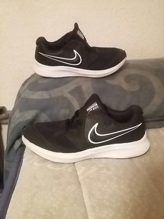 ZAPATILLAS\\/PLAYERAS MARCA NIKE TALLA 33 NEGRAS de segunda mano por 10 EUR  en Madrid en WALLAPOP