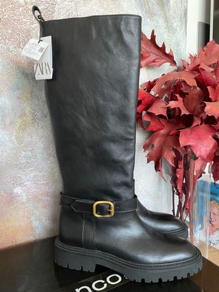 Botas altas piel Zara de segunda mano por 45 EUR en Madrid en WALLAPOP