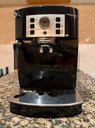 NUEVO PRECIO! Cafetera DeLonghi Magnífica S de segunda mano por 200 EUR en  Barcelona en WALLAPOP