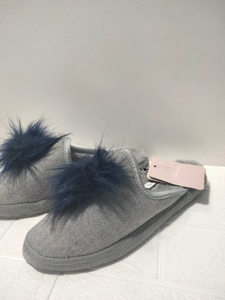 Zapatillas estar en casa Sfera de segunda mano por 5 EUR en Terrassa en  WALLAPOP