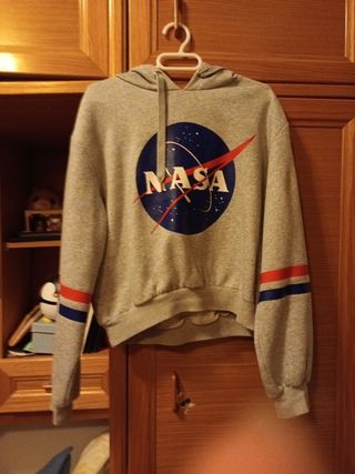 Sudadera NASA de segunda mano por 15 EUR en Barcelona en WALLAPOP