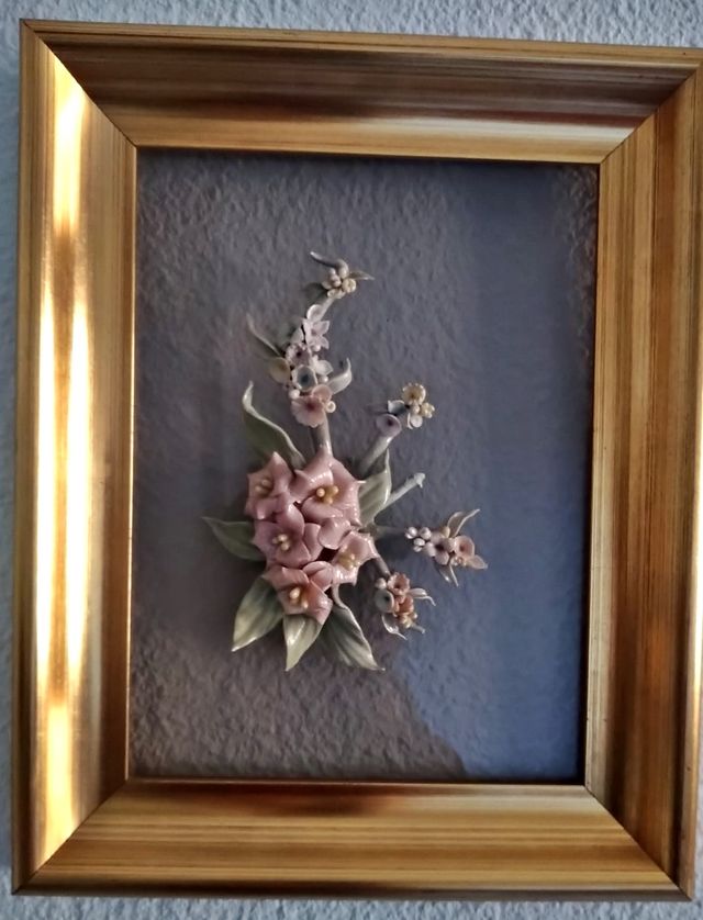 Cuadro con marco ,flores de pasta
