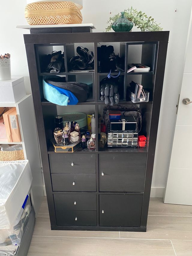 Estanteria KALLAX ikea negra con puertas y cajones de segunda mano por