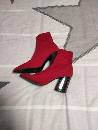 Botines tipo calcetin Stradivarius 37 de segunda mano por 16 EUR en La  Batlloria en WALLAPOP