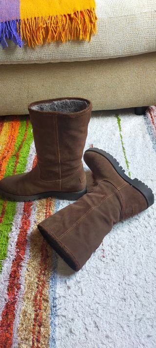 Botas Alpe de ante marrones con pelo interior de segunda mano por 15 EUR en  Madrid en WALLAPOP