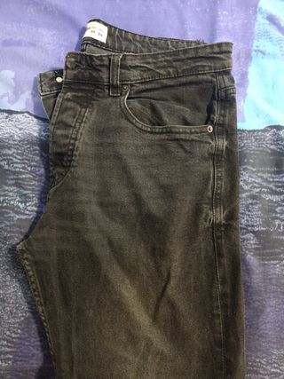Vaqueros negros Pull and Bear de segunda mano por 5 EUR en Zaragoza en  WALLAPOP