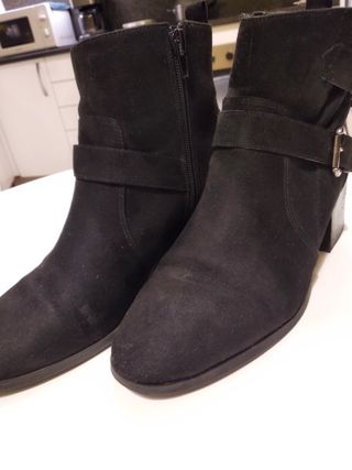 Botas para mujer Marca Forever 21 Talla 39 de segunda mano por 4 EUR en  Barcelona en WALLAPOP