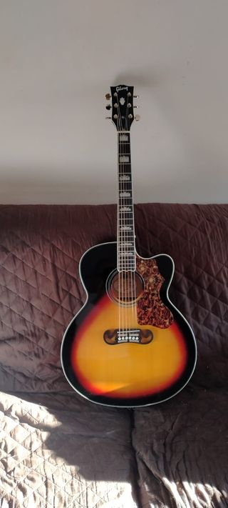 Vendo j200 imitacion Gibson con fishmann de segunda mano por 395 EUR en  Figueres en WALLAPOP