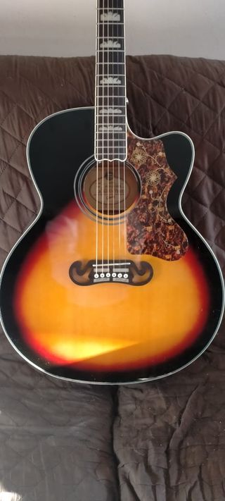 Vendo j200 imitacion Gibson con fishmann de segunda mano por 395 EUR en  Figueres en WALLAPOP